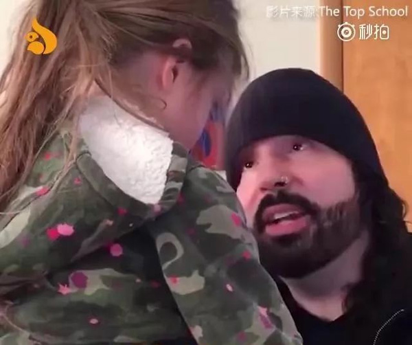 孩子“情绪失控”时，家长该怎么应对？这位爸爸的做法堪称育儿典范！